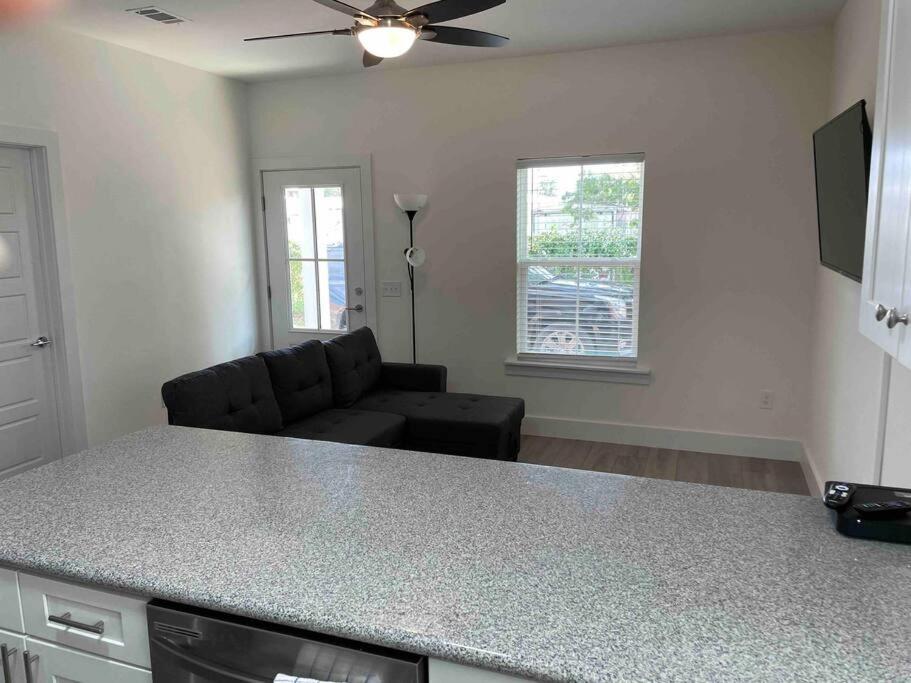 Charming 1 Bedroom Cottage Close To Dtown Nas Bchs ペンサコーラ エクステリア 写真