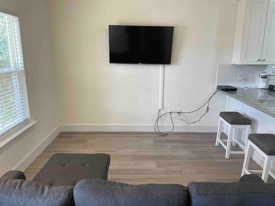Charming 1 Bedroom Cottage Close To Dtown Nas Bchs ペンサコーラ エクステリア 写真